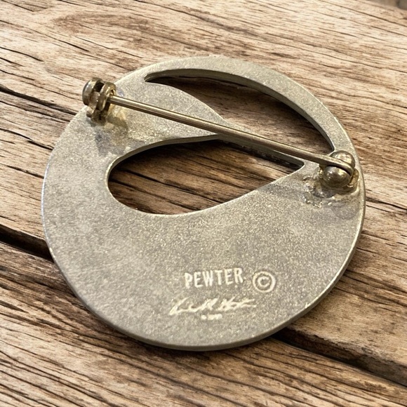 Signed Vintage Pewter Loon Pin approximately 1” diameter EUC - Picture 3 of 8